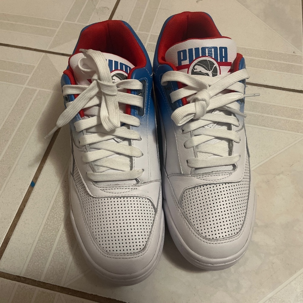 Tennis shoes